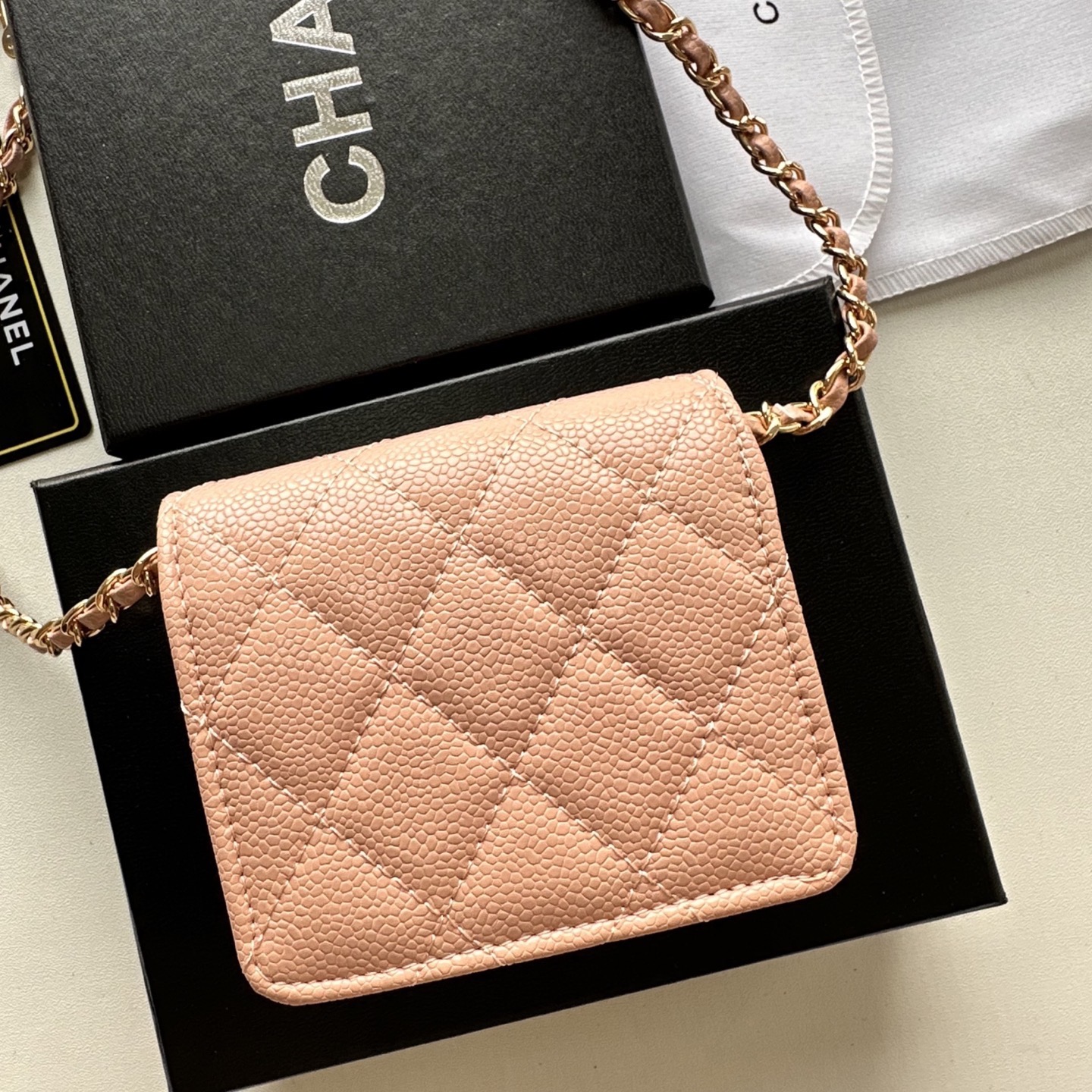 P 小废包太火爆啦[愉快][愉快]小到只能放卡片和口红之类的小小包[流泪]售价两W多还是抢爆头[破涕为笑