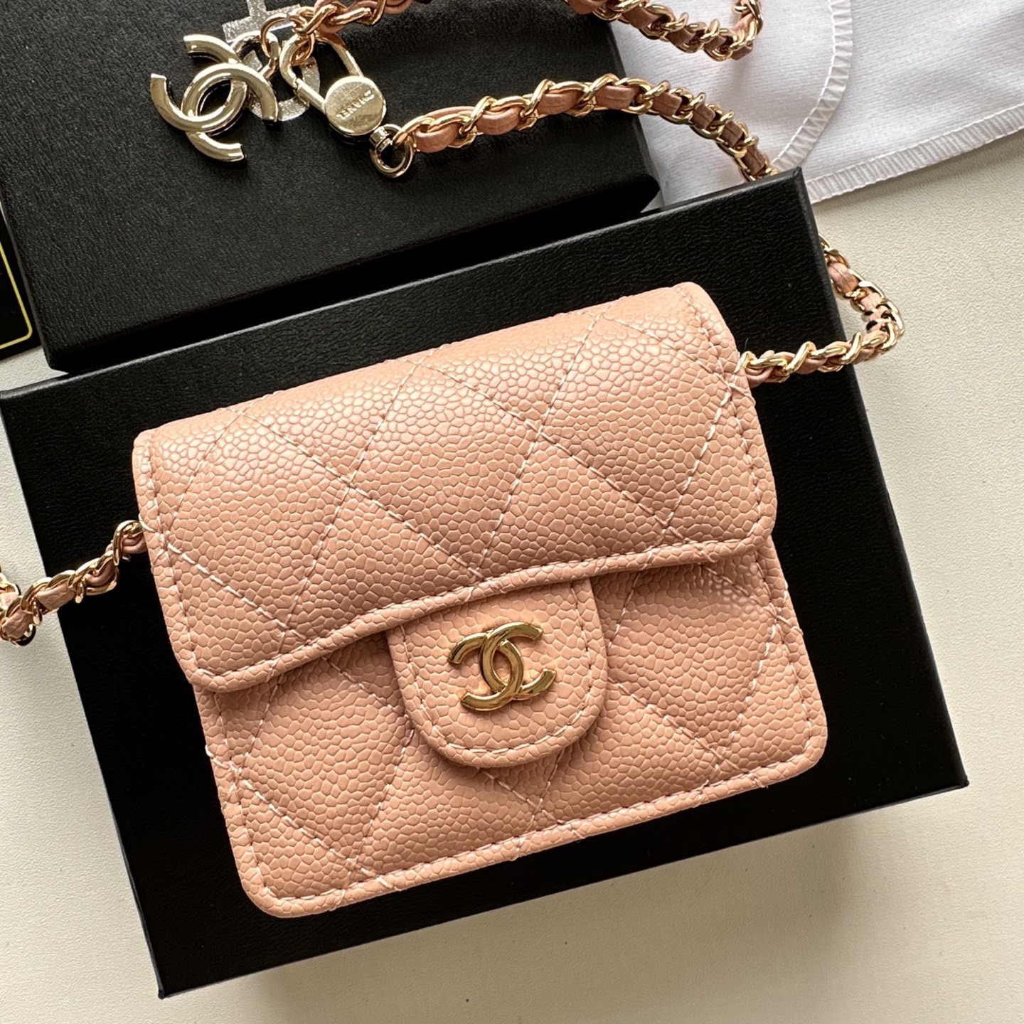 P 小废包太火爆啦[愉快][愉快]小到只能放卡片和口红之类的小小包[流泪]售价两W多还是抢爆头[破涕为笑