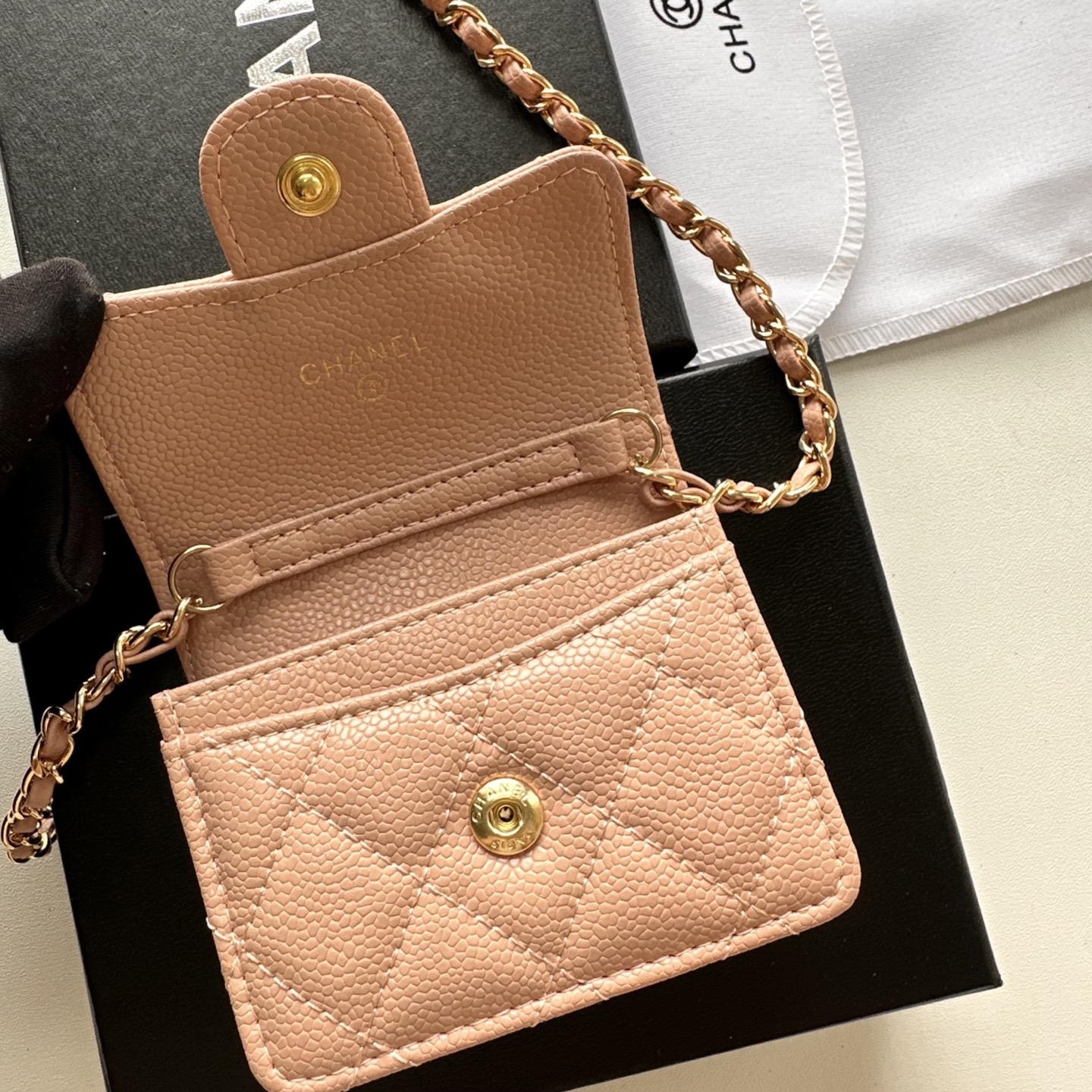 P 小废包太火爆啦[愉快][愉快]小到只能放卡片和口红之类的小小包[流泪]售价两W多还是抢爆头[破涕为笑