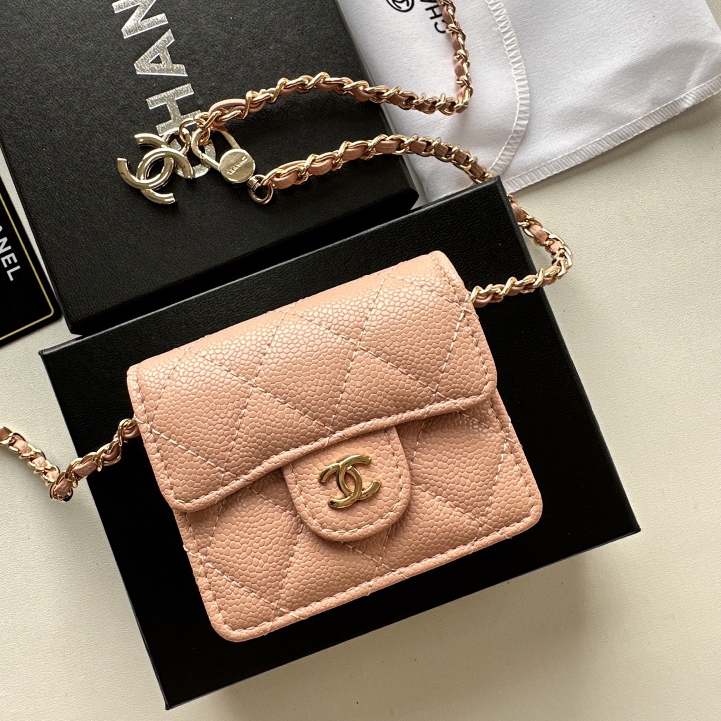 P 小废包太火爆啦[愉快][愉快]小到只能放卡片和口红之类的小小包[流泪]售价两W多还是抢爆头[破涕为笑