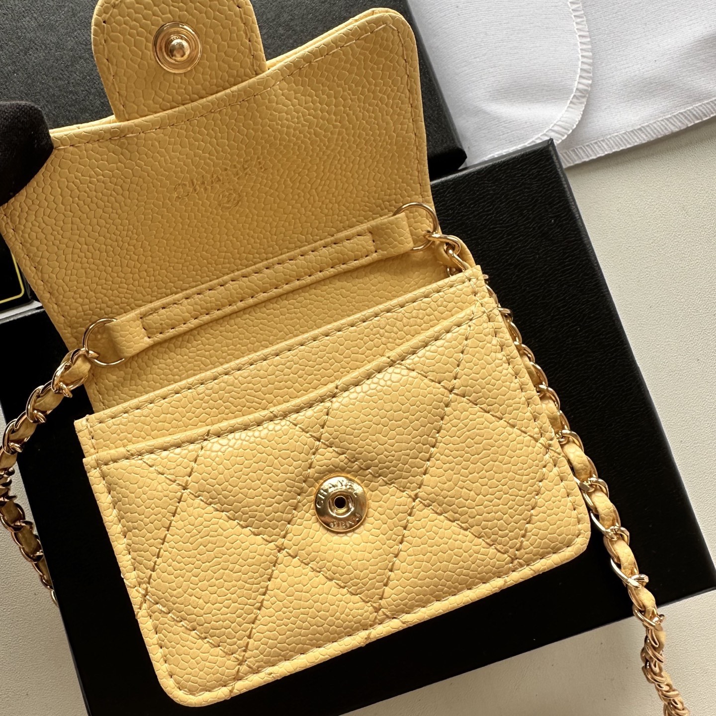 P 小废包太火爆啦[愉快][愉快]小到只能放卡片和口红之类的小小包[流泪]售价两W多还是抢爆头[破涕为笑