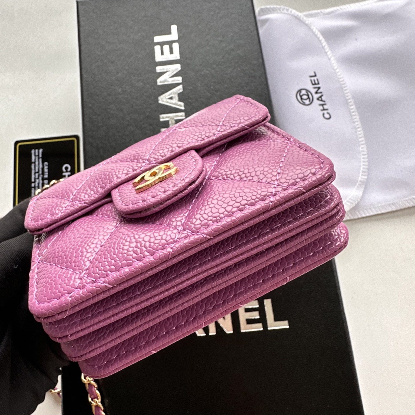 P 小废包太火爆啦[愉快][愉快]小到只能放卡片和口红之类的小小包[流泪]售价两W多还是抢爆头[破涕为笑