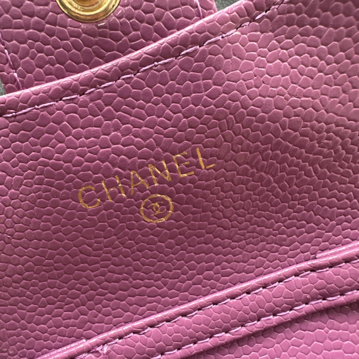 P 小废包太火爆啦[愉快][愉快]小到只能放卡片和口红之类的小小包[流泪]售价两W多还是抢爆头[破涕为笑