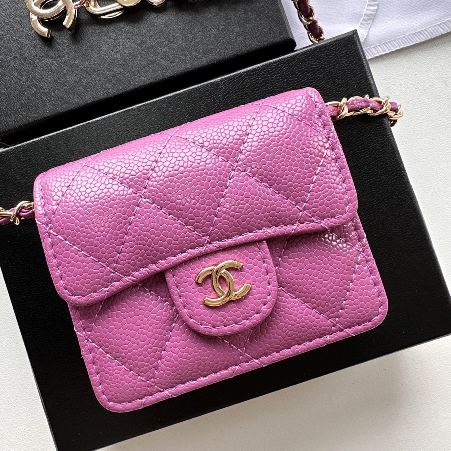 P 小废包太火爆啦[愉快][愉快]小到只能放卡片和口红之类的小小包[流泪]售价两W多还是抢爆头[破涕为笑