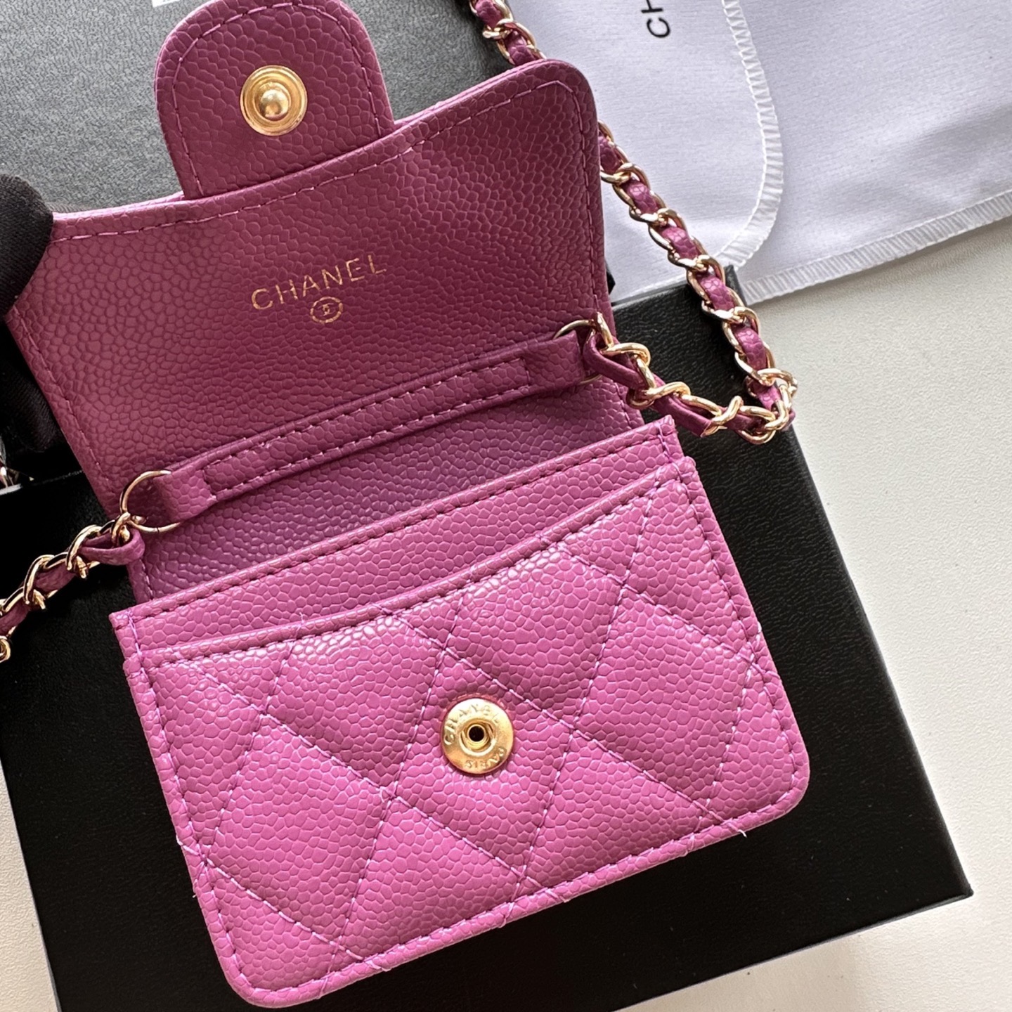 P 小废包太火爆啦[愉快][愉快]小到只能放卡片和口红之类的小小包[流泪]售价两W多还是抢爆头[破涕为笑