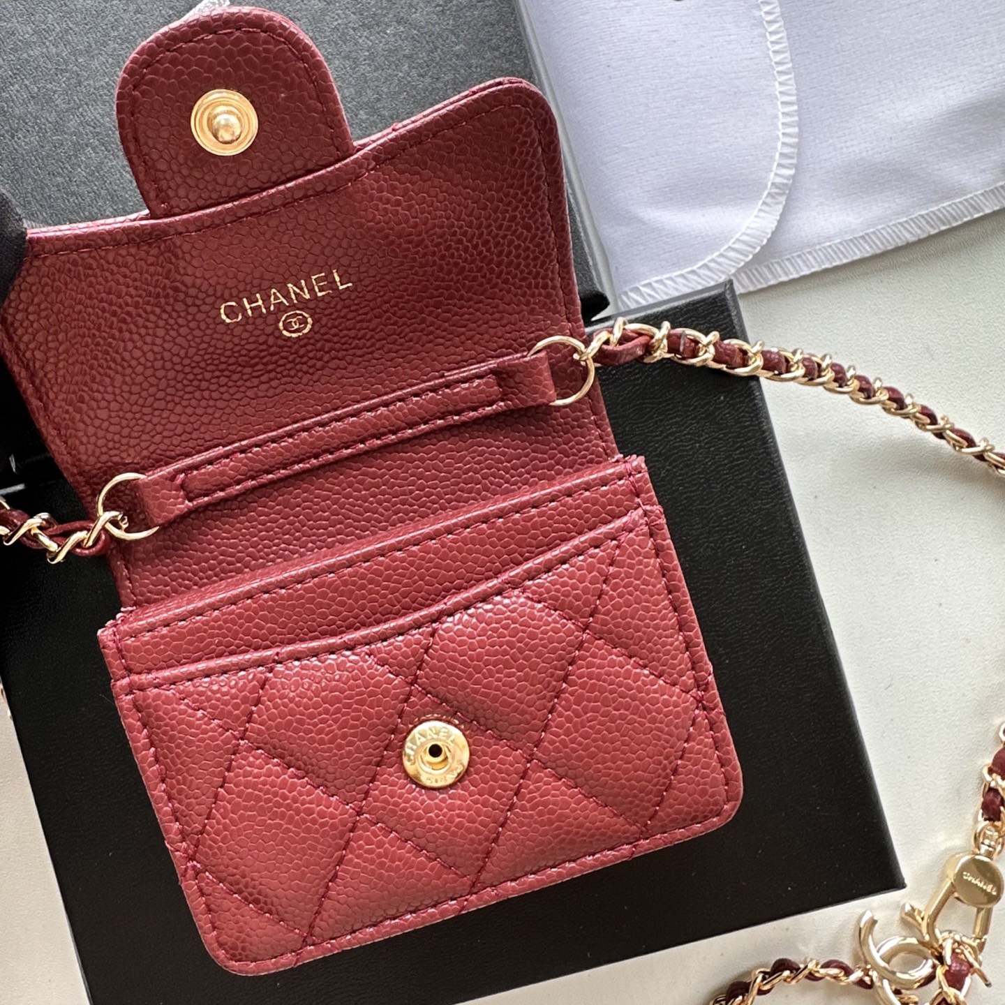 P 小废包太火爆啦[愉快][愉快]小到只能放卡片和口红之类的小小包[流泪]售价两W多还是抢爆头[破涕为笑