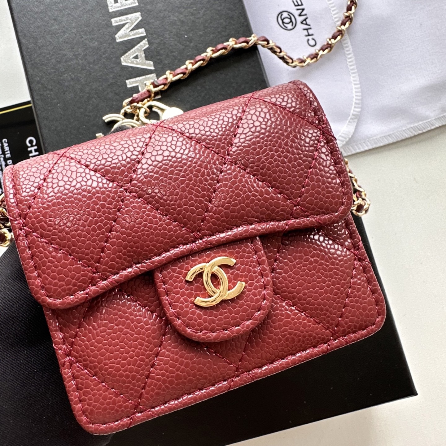 P 小废包太火爆啦[愉快][愉快]小到只能放卡片和口红之类的小小包[流泪]售价两W多还是抢爆头[破涕为笑