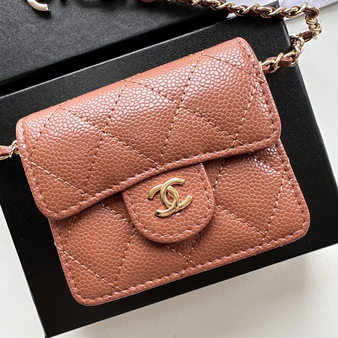 P 小废包太火爆啦[愉快][愉快]小到只能放卡片和口红之类的小小包[流泪]售价两W多还是抢爆头[破涕为笑