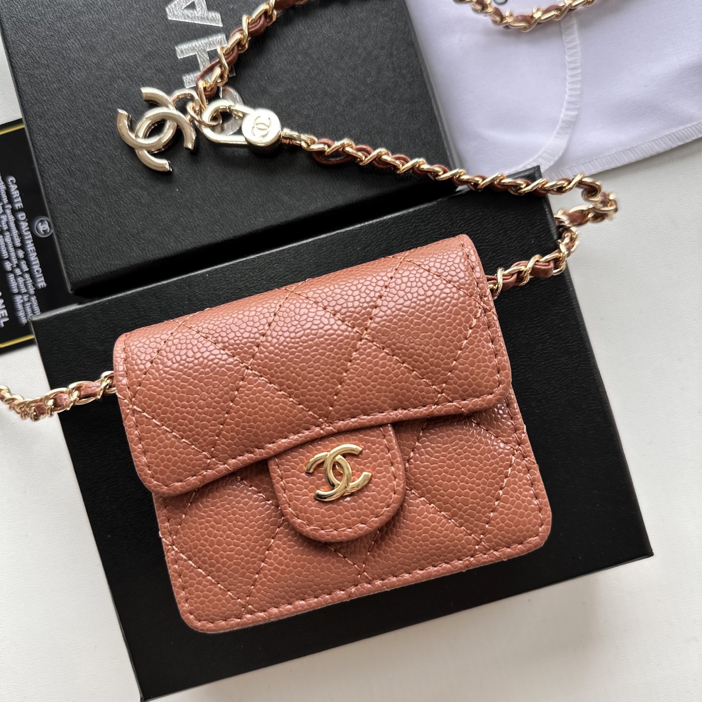 P 小废包太火爆啦[愉快][愉快]小到只能放卡片和口红之类的小小包[流泪]售价两W多还是抢爆头[破涕为笑