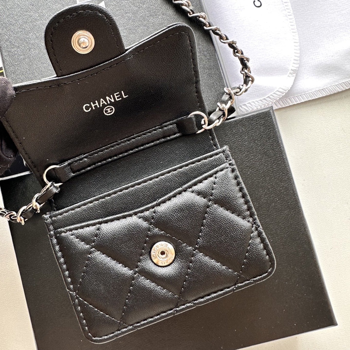 P 小废包太火爆啦[愉快][愉快]小到只能放卡片和口红之类的小小包[流泪]售价两W多还是抢爆头[破涕为笑