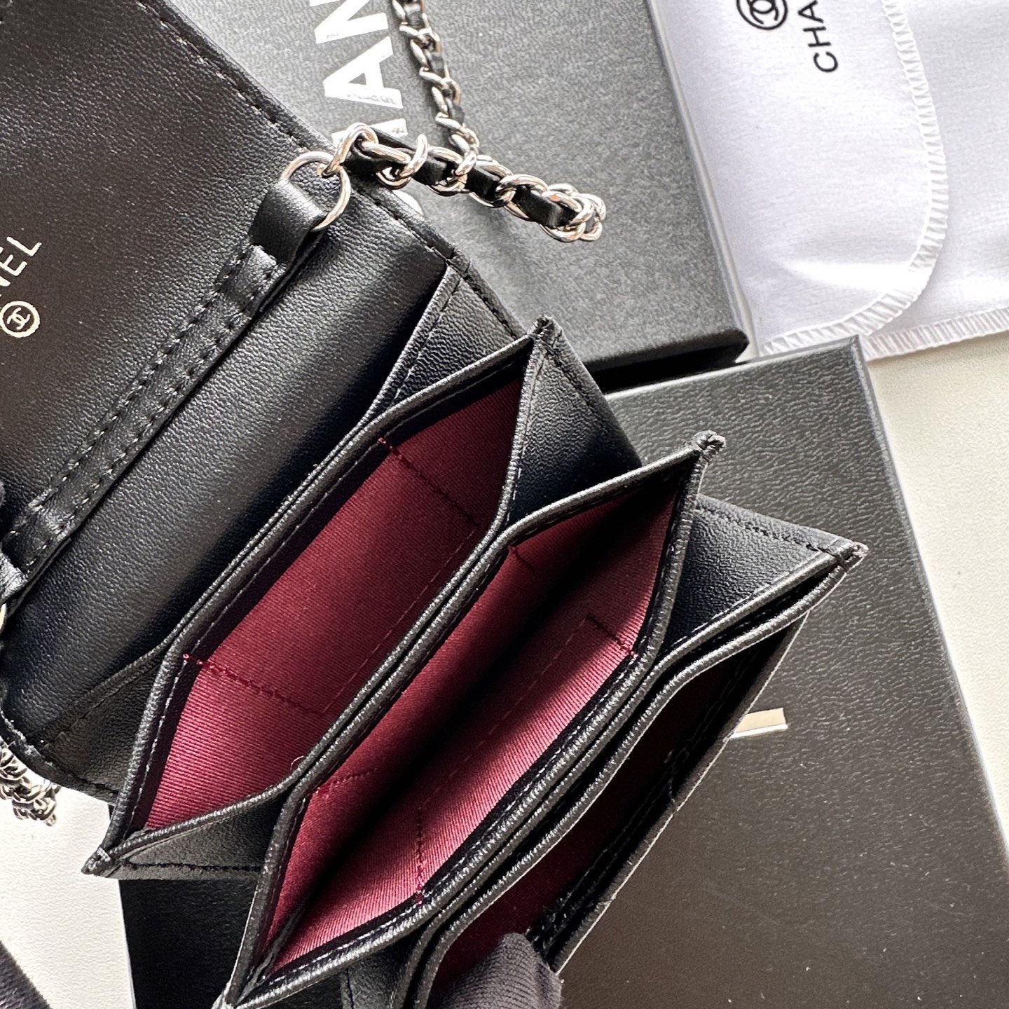 P 小废包太火爆啦[愉快][愉快]小到只能放卡片和口红之类的小小包[流泪]售价两W多还是抢爆头[破涕为笑