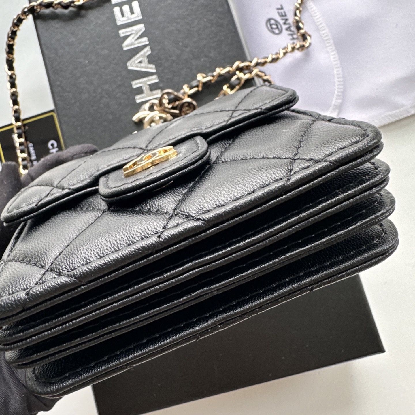 P 小废包太火爆啦[愉快][愉快]小到只能放卡片和口红之类的小小包[流泪]售价两W多还是抢爆头[破涕为笑