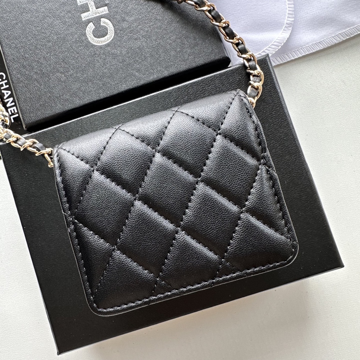 P 小废包太火爆啦[愉快][愉快]小到只能放卡片和口红之类的小小包[流泪]售价两W多还是抢爆头[破涕为笑