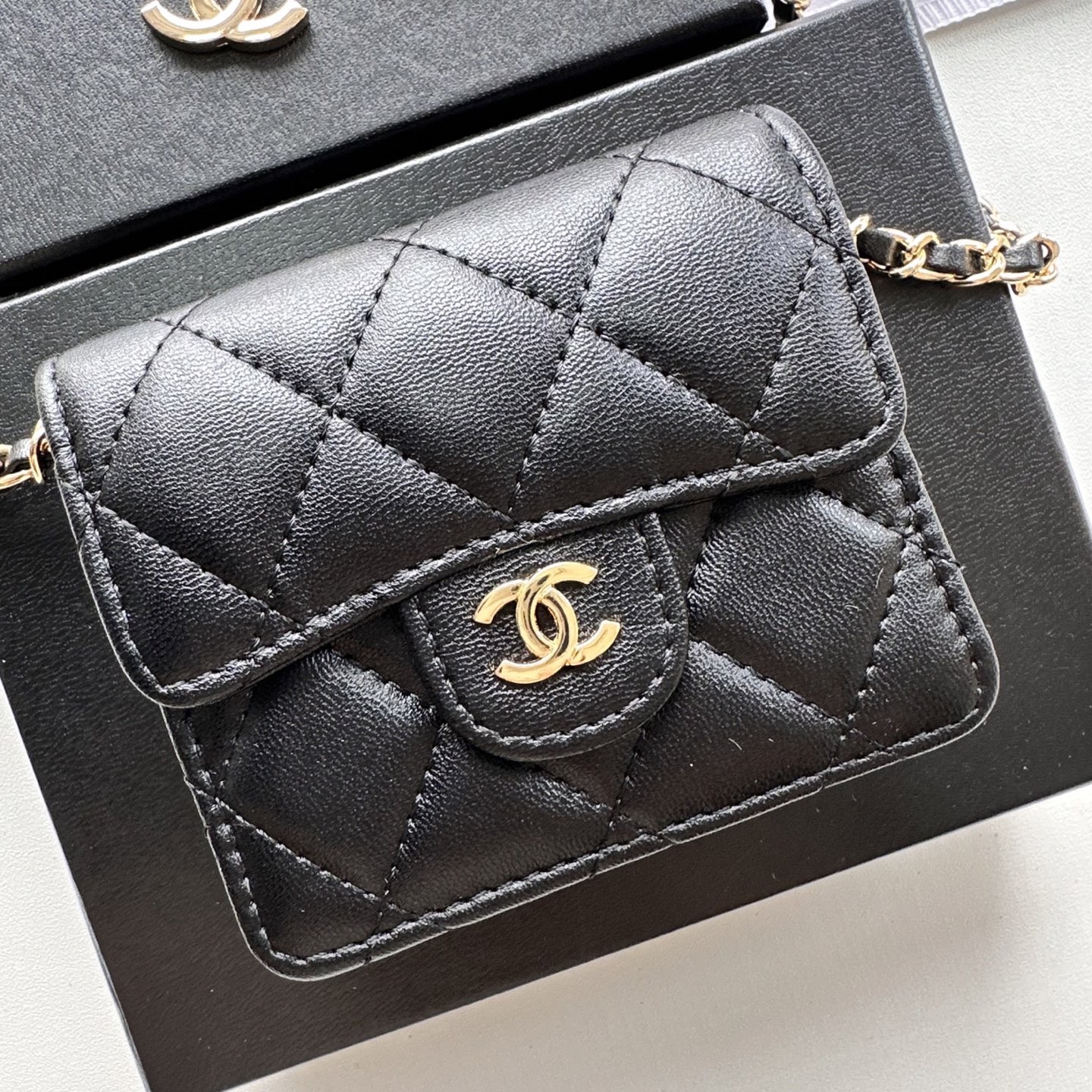 P 小废包太火爆啦[愉快][愉快]小到只能放卡片和口红之类的小小包[流泪]售价两W多还是抢爆头[破涕为笑