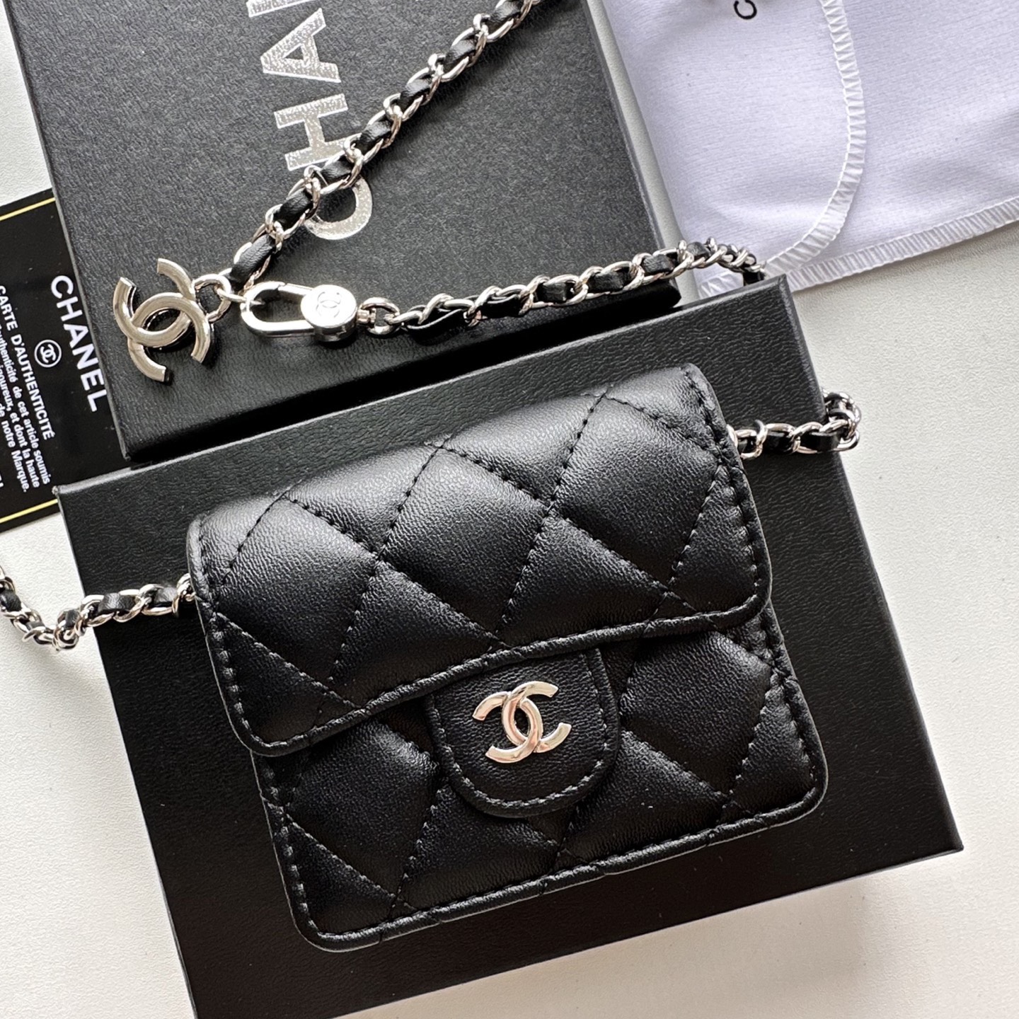 P 小废包太火爆啦[愉快][愉快]小到只能放卡片和口红之类的小小包[流泪]售价两W多还是抢爆头[破涕为笑