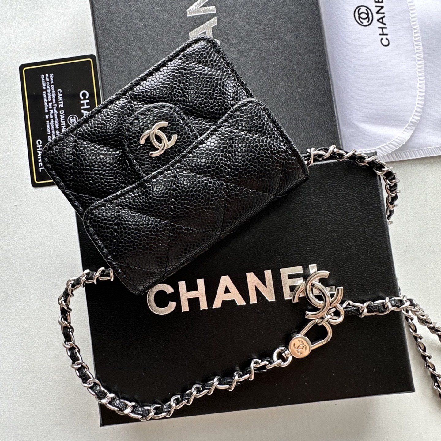 P 小废包太火爆啦[愉快][愉快]小到只能放卡片和口红之类的小小包[流泪]售价两W多还是抢爆头[破涕为笑