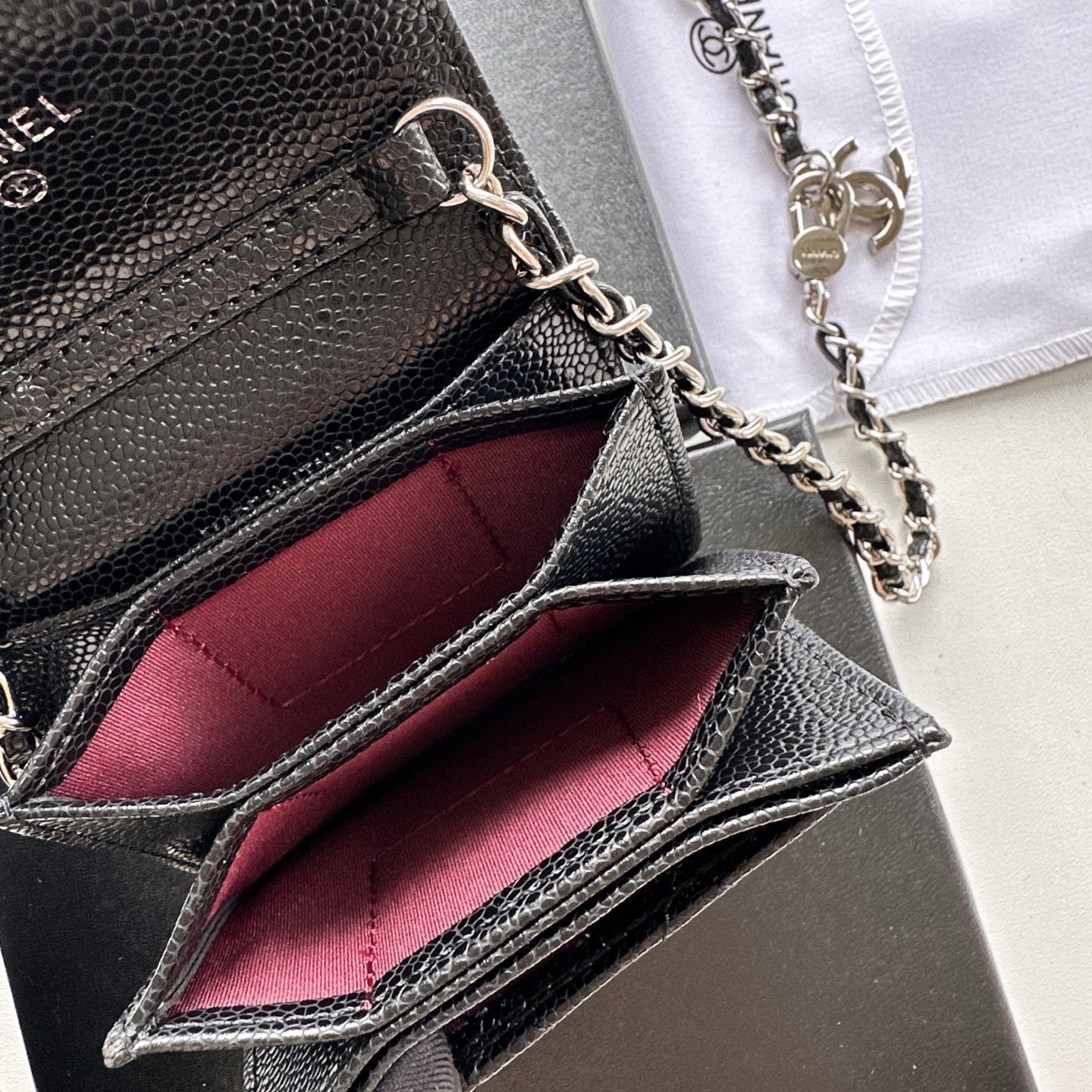 P 小废包太火爆啦[愉快][愉快]小到只能放卡片和口红之类的小小包[流泪]售价两W多还是抢爆头[破涕为笑