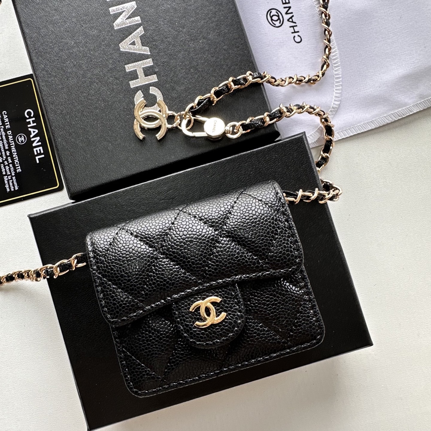 P 小废包太火爆啦[愉快][愉快]小到只能放卡片和口红之类的小小包[流泪]售价两W多还是抢爆头[破涕为笑