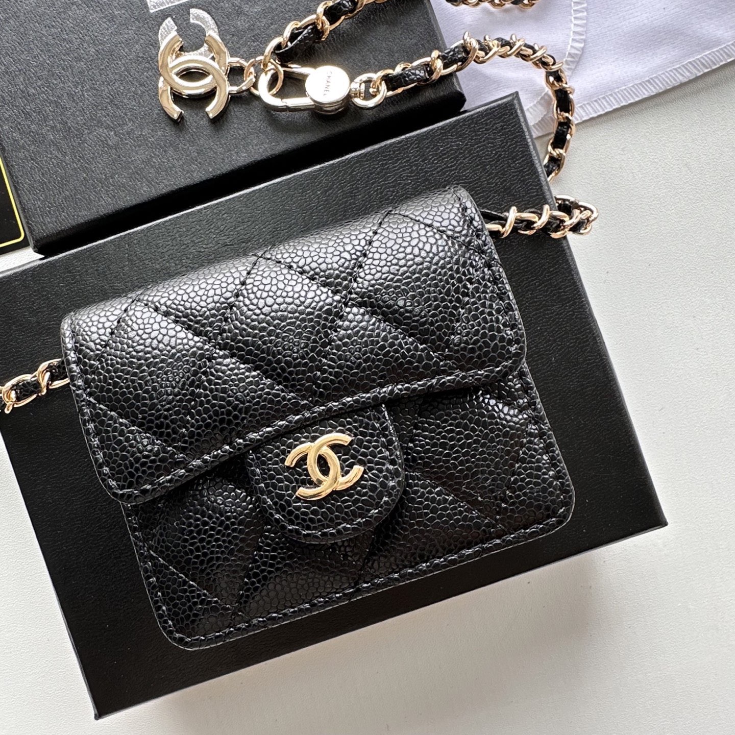 P 小废包太火爆啦[愉快][愉快]小到只能放卡片和口红之类的小小包[流泪]售价两W多还是抢爆头[破涕为笑