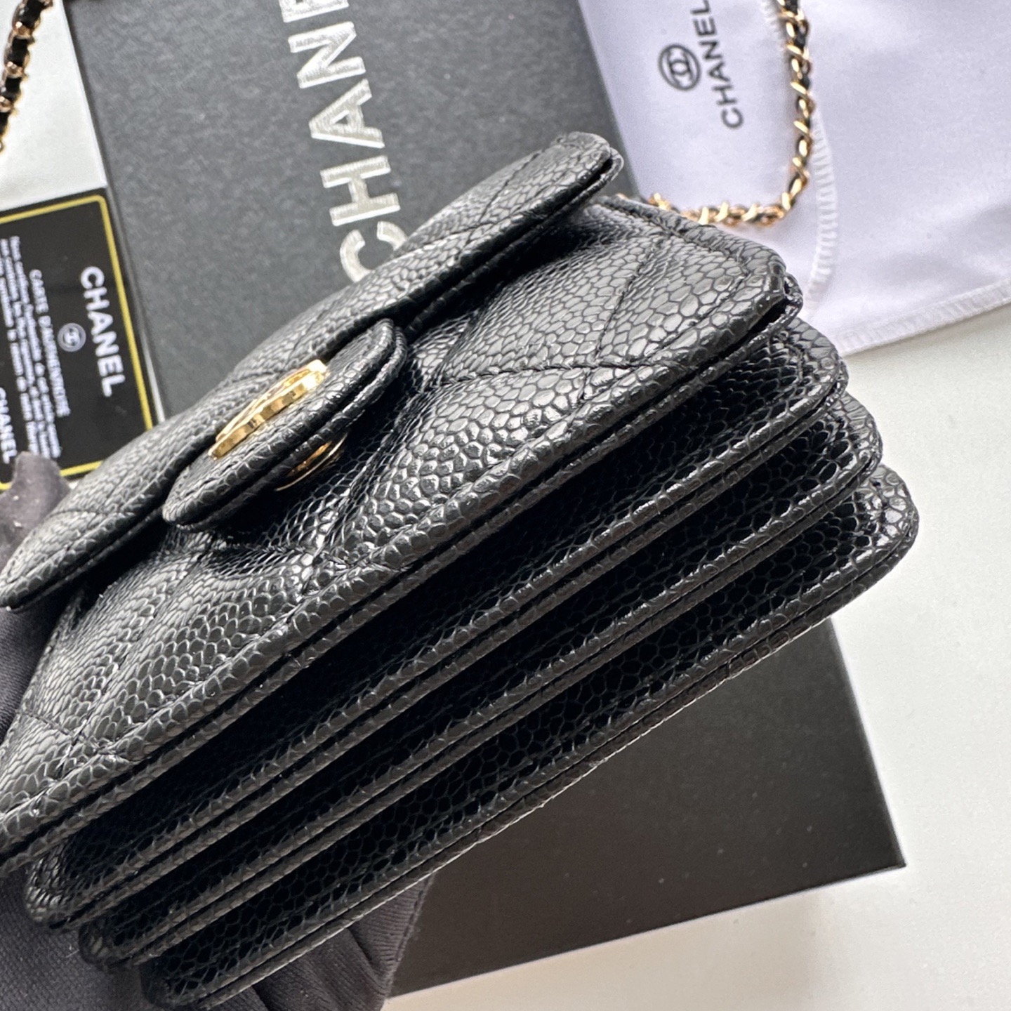 P 小废包太火爆啦[愉快][愉快]小到只能放卡片和口红之类的小小包[流泪]售价两W多还是抢爆头[破涕为笑