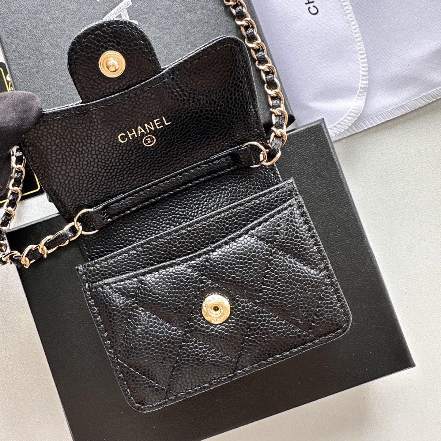 P 小废包太火爆啦[愉快][愉快]小到只能放卡片和口红之类的小小包[流泪]售价两W多还是抢爆头[破涕为笑