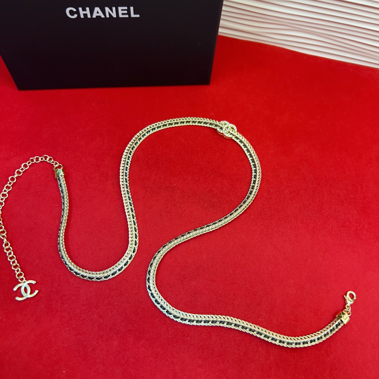 P c hanel 22 金属 羊皮与水钻金、黑与水晶. 水蛇腰般的腰链。精致 精致重手工 均码