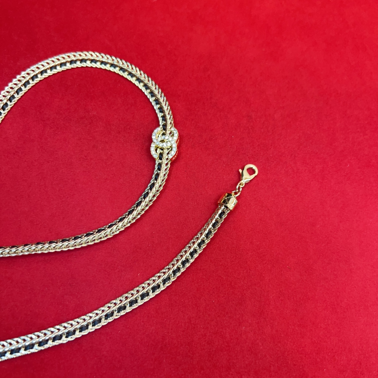 P c hanel 22 金属 羊皮与水钻金、黑与水晶. 水蛇腰般的腰链。精致 精致重手工 均码