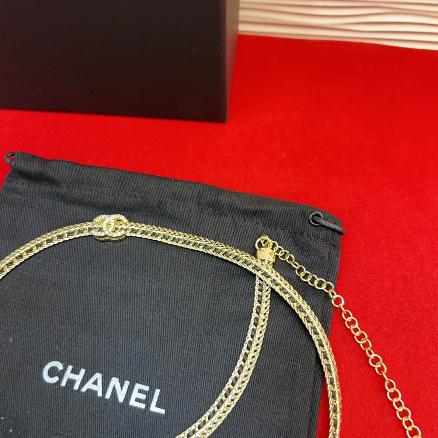 P c hanel 22 金属 羊皮与水钻金、黑与水晶. 水蛇腰般的腰链。精致 精致重手工 均码