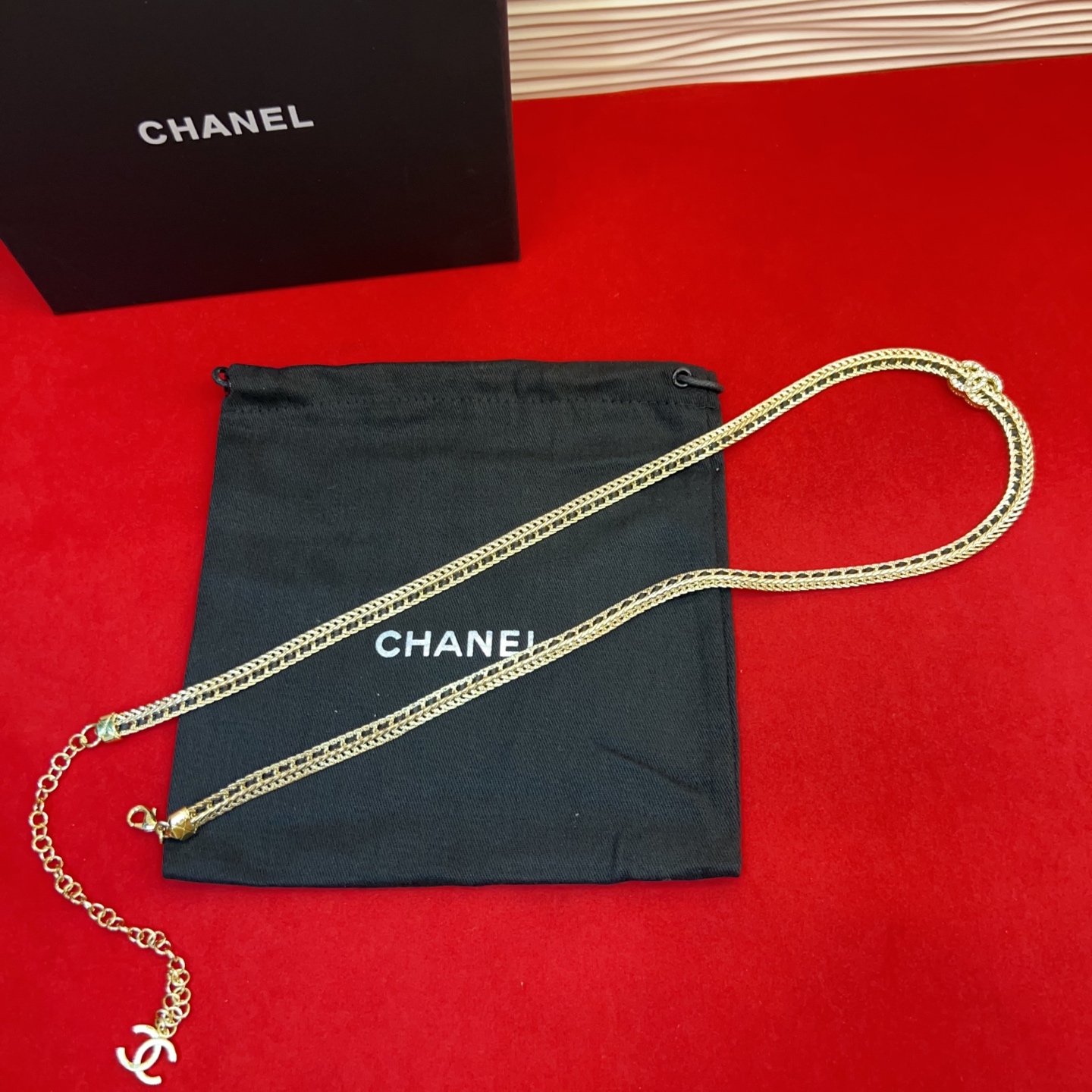 P c hanel 22 金属 羊皮与水钻金、黑与水晶. 水蛇腰般的腰链。精致 精致重手工 均码