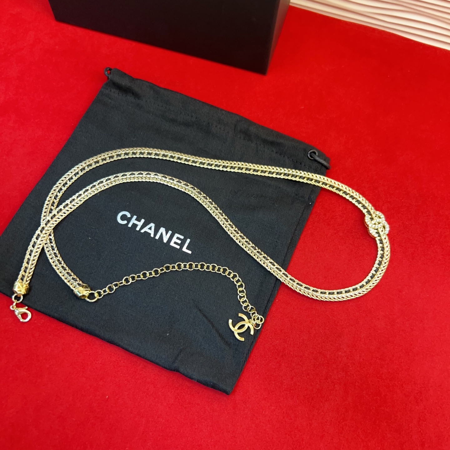 P c hanel 22 金属 羊皮与水钻金、黑与水晶. 水蛇腰般的腰链。精致 精致重手工 均码