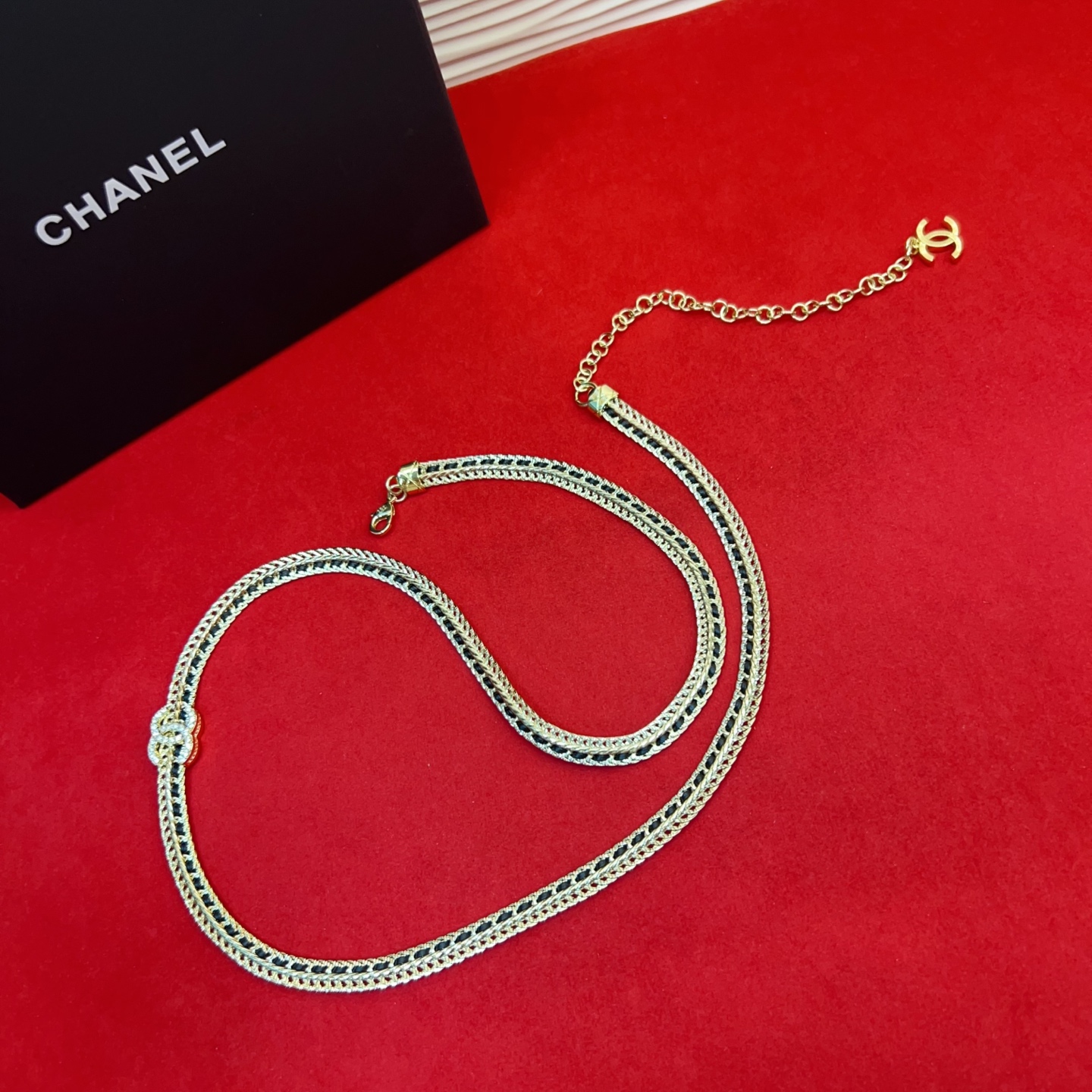 P c hanel 22 金属 羊皮与水钻金、黑与水晶. 水蛇腰般的腰链。精致 精致重手工 均码