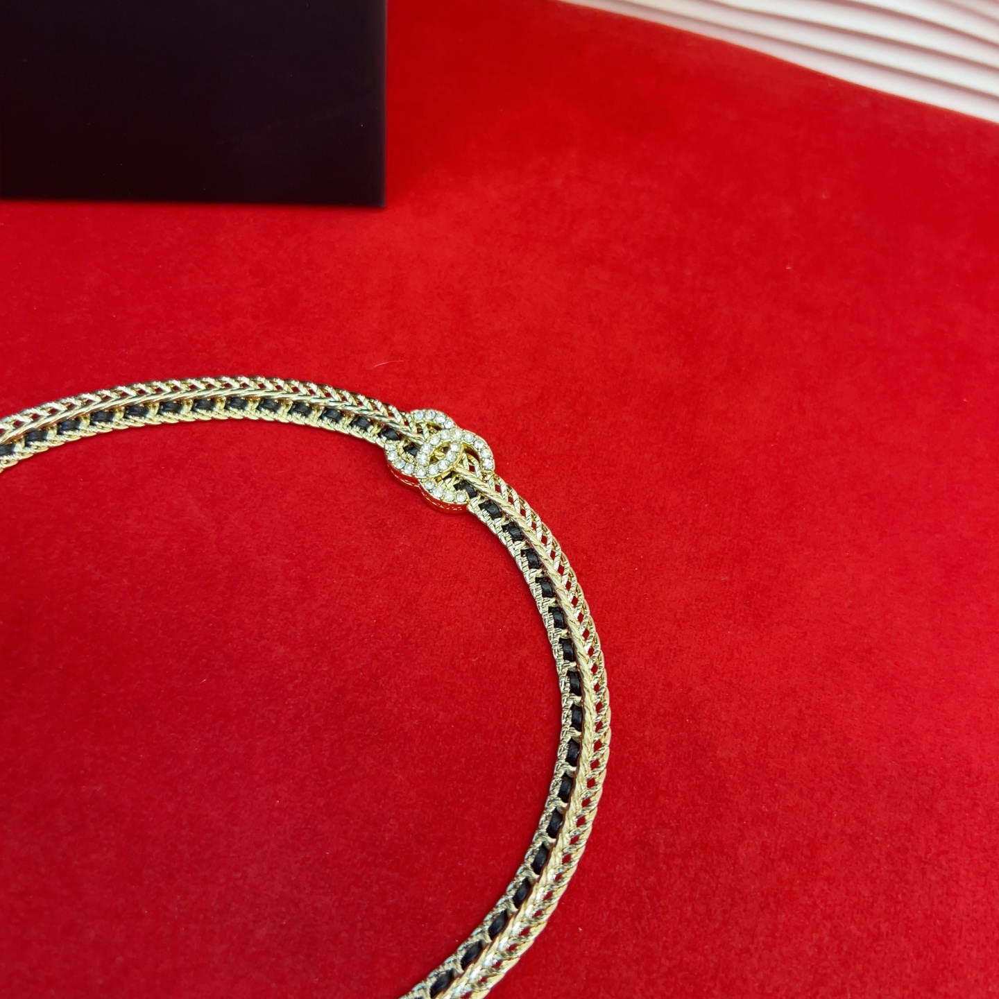 P c hanel 22 金属 羊皮与水钻金、黑与水晶. 水蛇腰般的腰链。精致 精致重手工 均码