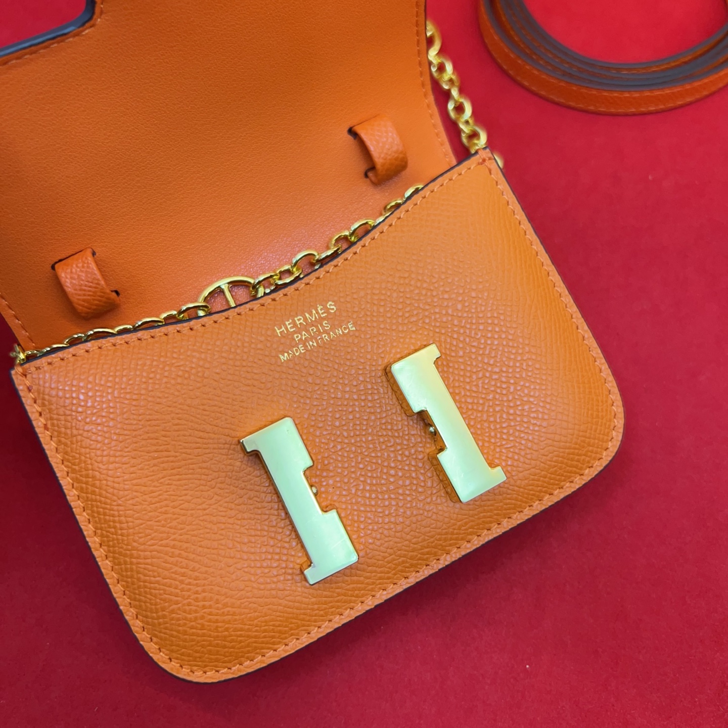 P kelly一直是时尚圈的热宠元素，各路达人都很爱！全套标配包装齐全，这货目前市面连个仿货的影子都木有