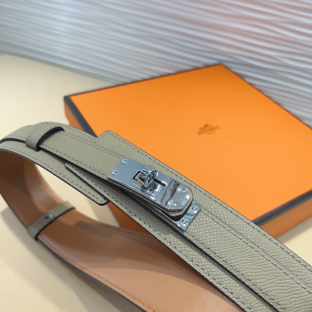 kelly一直是时尚圈的热宠元素，各路达人都很爱！全套标配包装齐全，这货目前市面连个仿货的影子都木有‼️