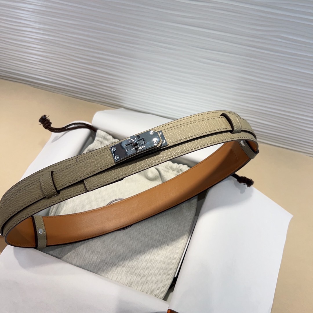 kelly一直是时尚圈的热宠元素，各路达人都很爱！全套标配包装齐全，这货目前市面连个仿货的影子都木有‼️