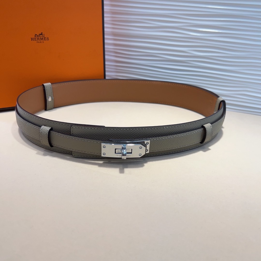 kelly一直是时尚圈的热宠元素，各路达人都很爱！全套标配包装齐全，这货目前市面连个仿货的影子都木有‼️