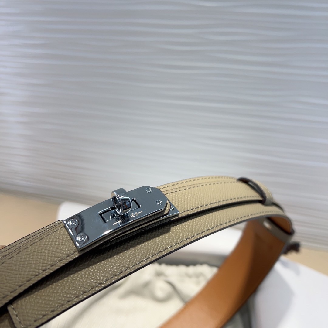 kelly一直是时尚圈的热宠元素，各路达人都很爱！全套标配包装齐全，这货目前市面连个仿货的影子都木有‼️