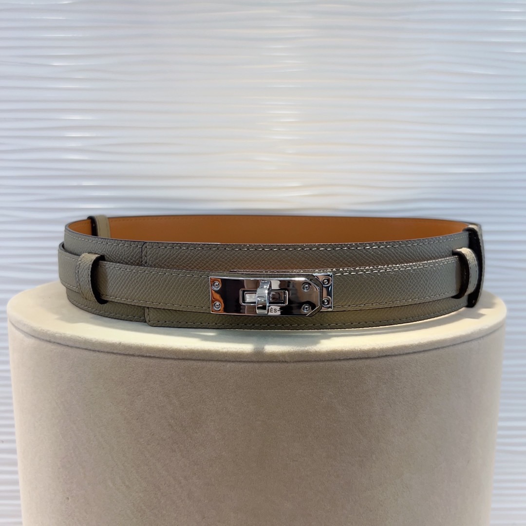 kelly一直是时尚圈的热宠元素，各路达人都很爱！全套标配包装齐全，这货目前市面连个仿货的影子都木有‼️