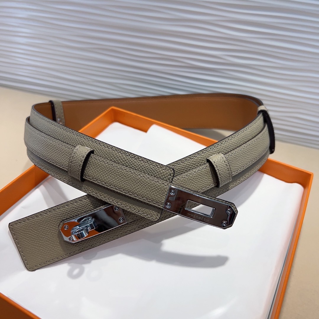 kelly一直是时尚圈的热宠元素，各路达人都很爱！全套标配包装齐全，这货目前市面连个仿货的影子都木有‼️