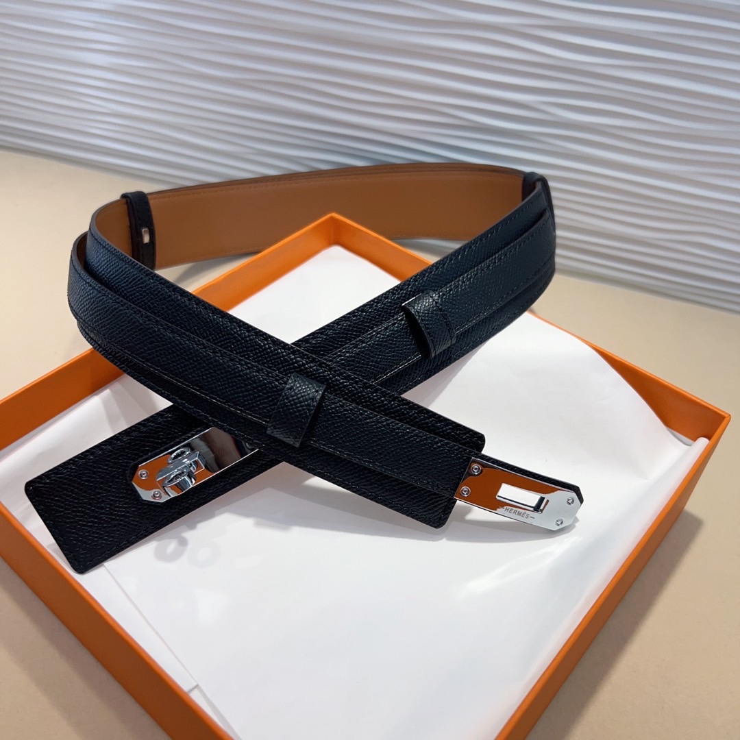 kelly一直是时尚圈的热宠元素，各路达人都很爱！全套标配包装齐全，这货目前市面连个仿货的影子都木有‼️