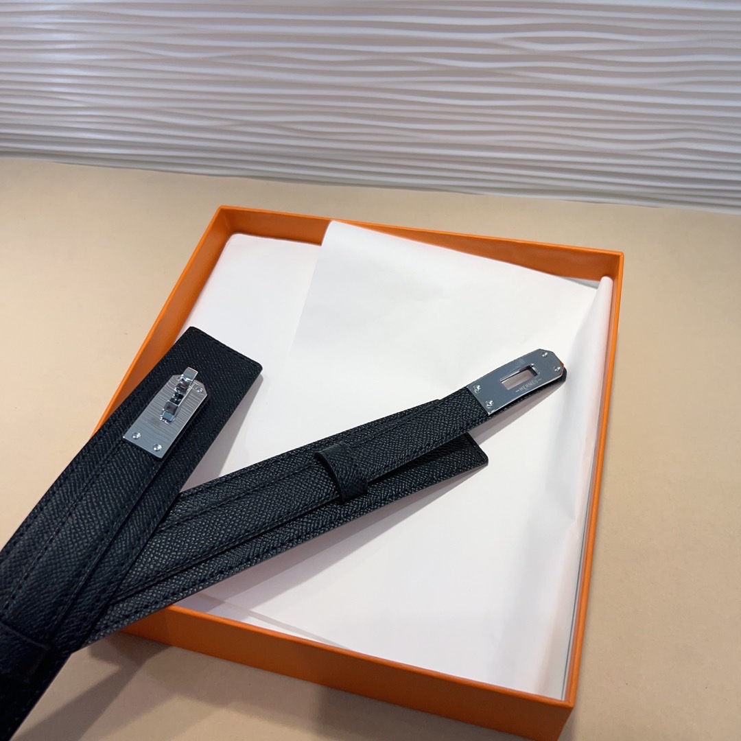 kelly一直是时尚圈的热宠元素，各路达人都很爱！全套标配包装齐全，这货目前市面连个仿货的影子都木有‼️