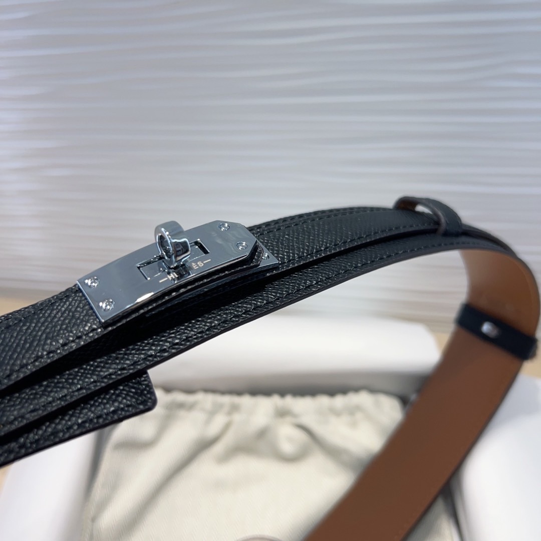 kelly一直是时尚圈的热宠元素，各路达人都很爱！全套标配包装齐全，这货目前市面连个仿货的影子都木有‼️