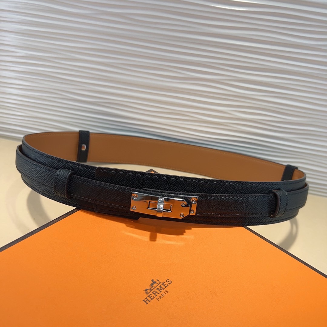 kelly一直是时尚圈的热宠元素，各路达人都很爱！全套标配包装齐全，这货目前市面连个仿货的影子都木有‼️