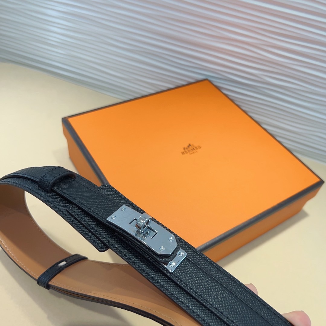 kelly一直是时尚圈的热宠元素，各路达人都很爱！全套标配包装齐全，这货目前市面连个仿货的影子都木有‼️