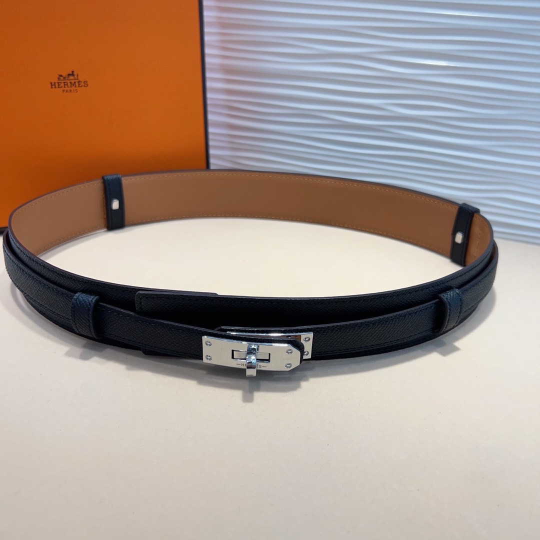 kelly一直是时尚圈的热宠元素，各路达人都很爱！全套标配包装齐全，这货目前市面连个仿货的影子都木有‼️