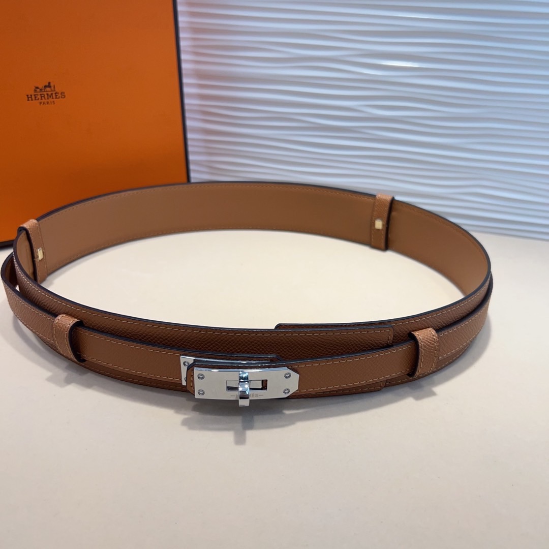 kelly一直是时尚圈的热宠元素，各路达人都很爱！全套标配包装齐全，这货目前市面连个仿货的影子都木有‼️