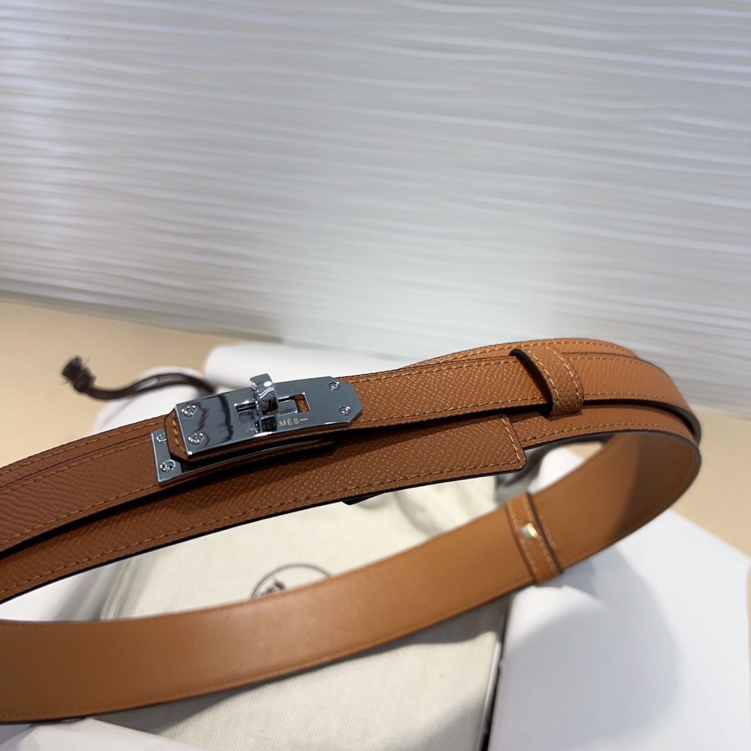 kelly一直是时尚圈的热宠元素，各路达人都很爱！全套标配包装齐全，这货目前市面连个仿货的影子都木有‼️