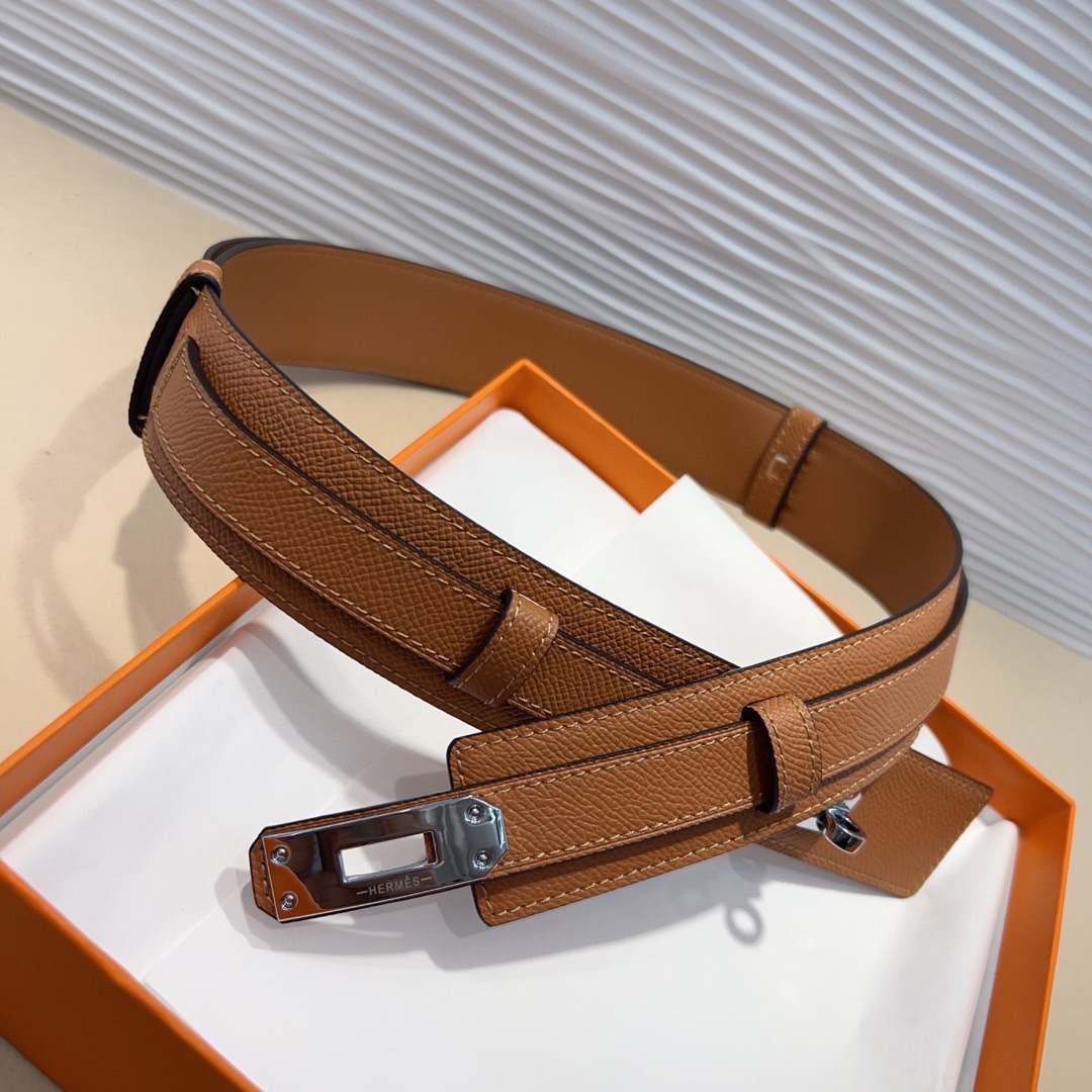 kelly一直是时尚圈的热宠元素，各路达人都很爱！全套标配包装齐全，这货目前市面连个仿货的影子都木有‼️