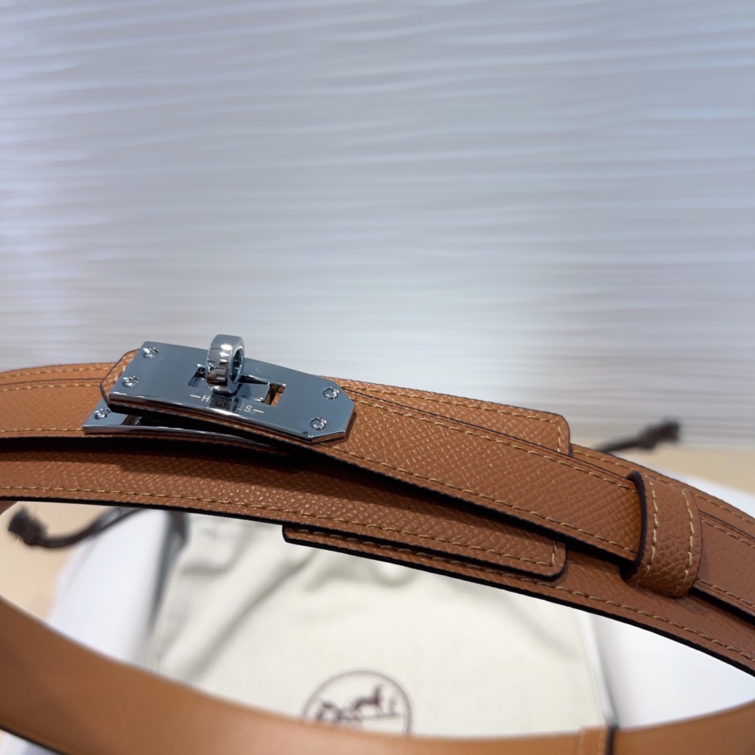 kelly一直是时尚圈的热宠元素，各路达人都很爱！全套标配包装齐全，这货目前市面连个仿货的影子都木有‼️