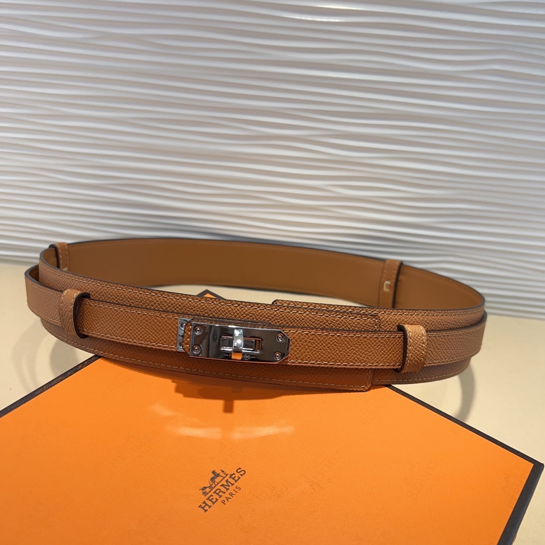 kelly一直是时尚圈的热宠元素，各路达人都很爱！全套标配包装齐全，这货目前市面连个仿货的影子都木有‼️